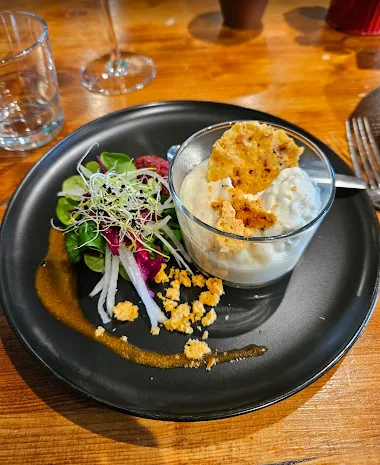 Dessert sur assiette noire