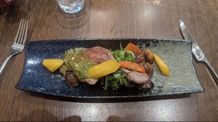 Plat de saison sur assiette bleue